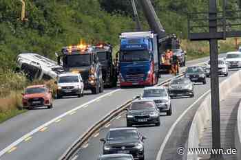 Salz-Laster kippt um – Bergung soll bis etwa 17 Uhr dauern