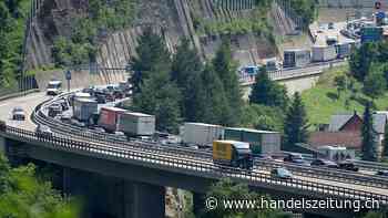 Am Gotthard stauen sich die Autos in beide Richtungen