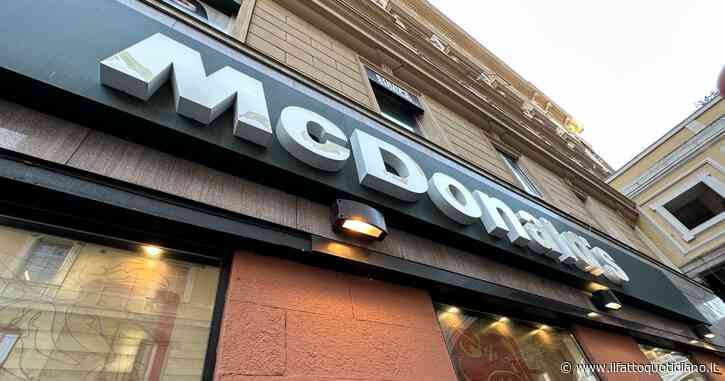 A Bari scioperano i lavoratori di McDonald’s: “Temperature oltre 40 gradi e nelle cucine non c’è un impianto di condizionamento adeguato”