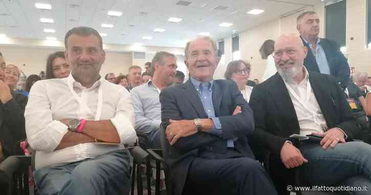 Prodi: “Gli errori del Pd? Le leggi elettorali, la riforma della Rai, l’economia coi bonus”. Ad applaudire in platea? Gli ex renziani