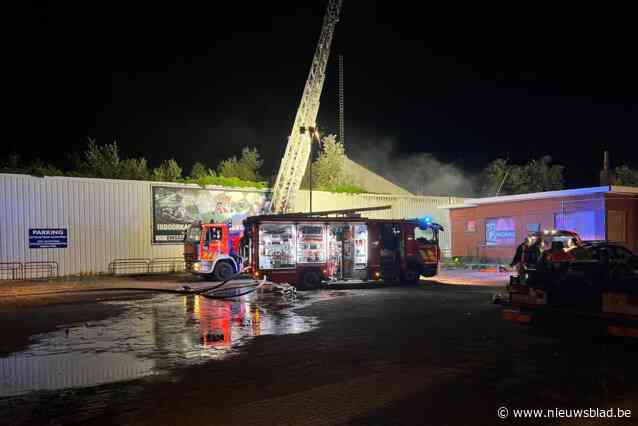 Nachtelijke brand in verlaten gebouw roept vragen op: “Complex was door vandalisme al in slechte staat”