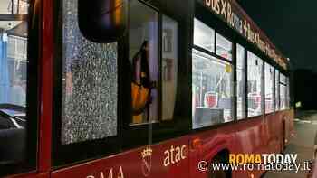 La strada fa paura, sassaiole continue contro i bus. E gli autisti "chiudono" il deposito