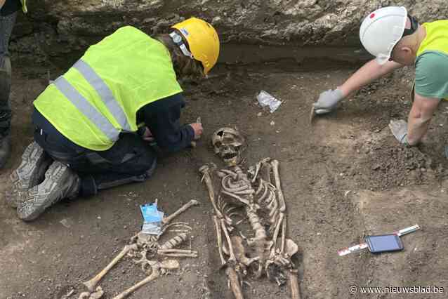 Ontdek geschiedenis van kerk en historisch kerkhof: stad organiseert gegidste wandelingen langs archeologische vondsten