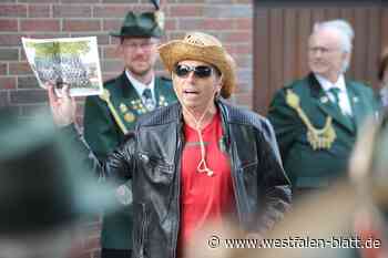 Enger: Pastor Joachim Eisemann kommt im Portugal-Trikot zum Schützenfest