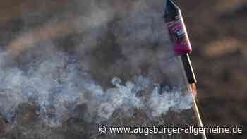 Feuerwerksrakete fliegt durchs Fenster