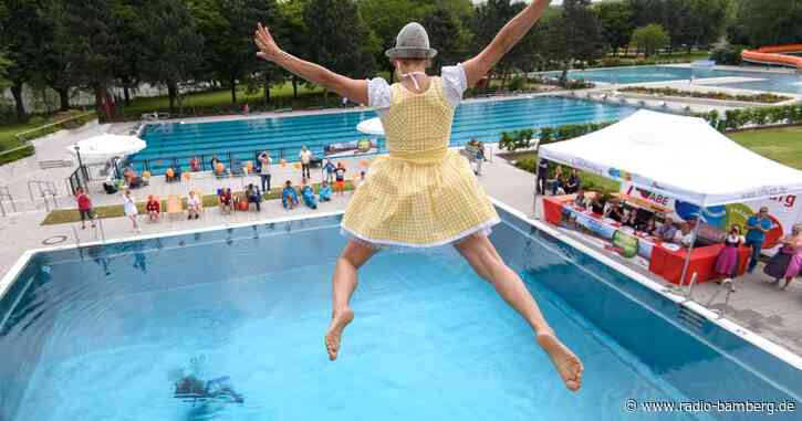 Dirndl-Springen: Im Trachtenoutfit vom Sprungturm