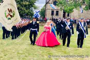 Königspaar Thomas und Claudia Fuest bei Umzug in Rimbeck bejubelt