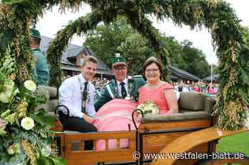 Königspaar und Hofstaat glänzen bei Parade in Delbrück-Ostenland