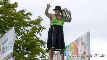 Im Trachtenoutfit vom Sprungturm