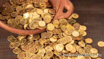 Bedeutender Fund: Mann entdeckt wertvolle Goldmünzen – auf seinem Acker