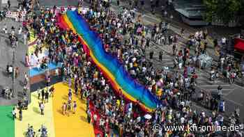 CSD Berlin: Rechtsextreme zeigen Banner bei Fernsehturm