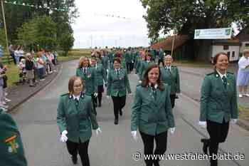 Frauen marschieren erstmals beim Schützenfest in Lichtenau-Hakenberg mit