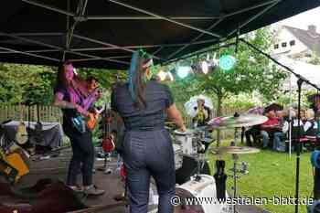 „The Silverettes“ mit heißen Rhythmen im Garten des Hauses Malz