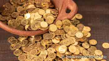 Bedeutender Fund: Mann entdeckt wertvolle Goldmünzen – auf seinem Acker