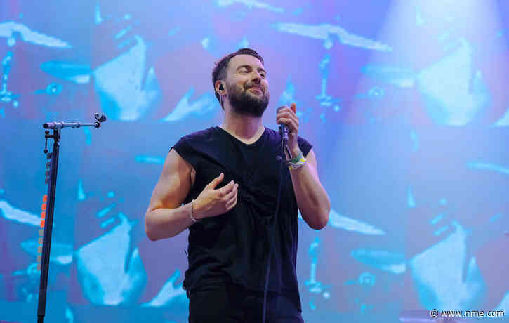 Courteeners’ Liam Fray debuts new Manchester United shirt while headlining Tramlines