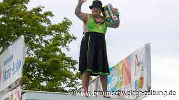 Im Trachtenoutfit vom Sprungturm