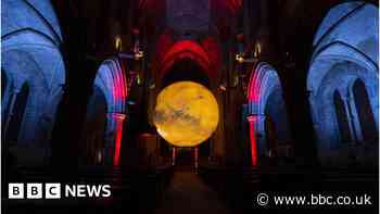 Glowing art sculpture unveiled in London