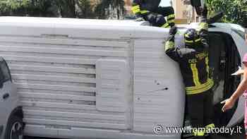 Incidente a Centocelle, furgone ribaltato dopo scontro con auto
