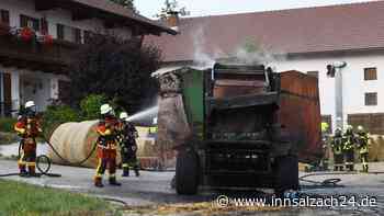 Landwirt reagiert blitzschnell und verhindert Schlimmeres - Ballenpresse brennt bei Eiselharting aus