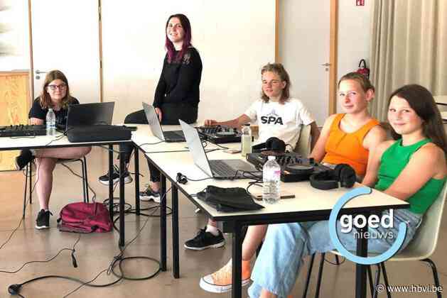 Luna Licci leidt boeiende dj-workshop voor Riemstse jongeren