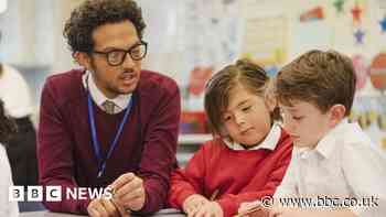 Head teachers accept England pay rise