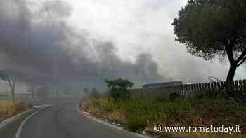 Incendio a bordo strada: fumo invade la statale, chiuso tratto della via Pontina