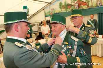 Delbrück-Ostenland: Stefan Büser erhält das St.-Sebastianus-Ehrenkreuz