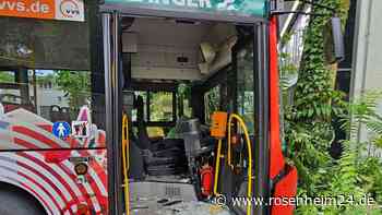 Linienbus prallt gegen Baum