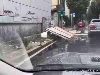 Aerei dirottati, strade allagate, tetti scoperchiati: Nord flagellato. Donna schiacciata da un albero