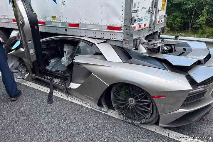 Man rijdt Lambo onder vrachtwagen, kan het navertellen