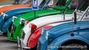 Tausende der legendären 2CV treffen sich im Jura