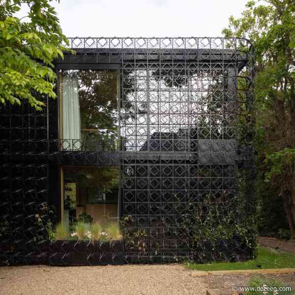 Sculptural steel screen invites nature to grow around Woven House in Kent
