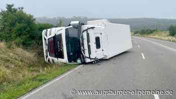 Lkw kippt zwischen Jungingen und Böfingen um: Stau nach Unfall und Sperrung