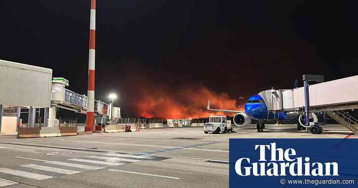 Italy wildfires encircle Palermo as temperatures hit 47C