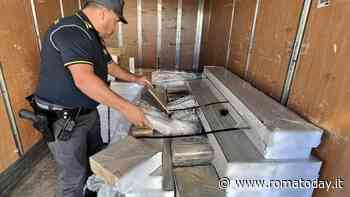 Due quintali di hashish nascosti tra i listoni di parquet: la scoperta in un deposito