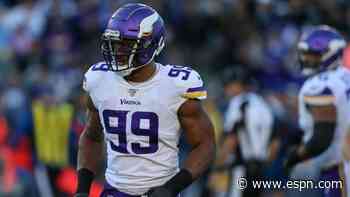 Hunter opts against holdout, reports to Vikings