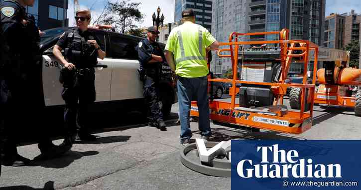 Police stop Twitter sign removal from San Francisco HQ – video