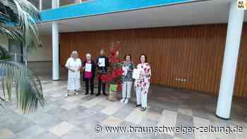 Frauenzentrum übergibt Wunschbaum an Stadt Wolfsburg