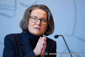 Herford: Ministerin besucht Studenten