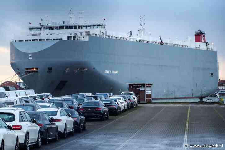 Groot vrachtschip met auto's in brand nabij Ameland