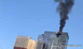 En flammes, une grue s'écrase sur un immeuble aux Etats-Unis