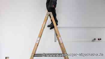 Aus vier Metern Höhe: 45-Jähriger stürzt von Leiter und verletzt sich schwer