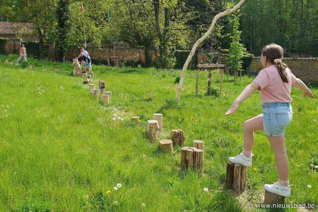 Gemeente richt groen plekje in met evenwichtsparcours