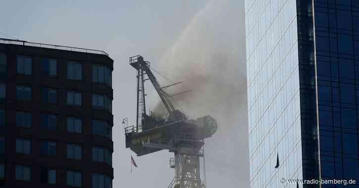 Kran in New York bricht nach Feuer teilweise zusammen