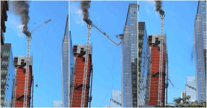 Gru prende fuoco e cade su una strada del centro di New York: il video dell’incidente