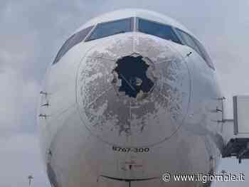 Aereo danneggiato dalla grandine, i piloti: "Non doveva decollare"