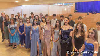 Besonderer Jahrgang verabschiedet: Zeugnisvergabe der Mittelschule Zolling