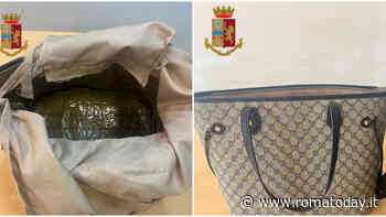 La borsa modificata per fare shopping "gratis" e rubare vestiti dai negozi