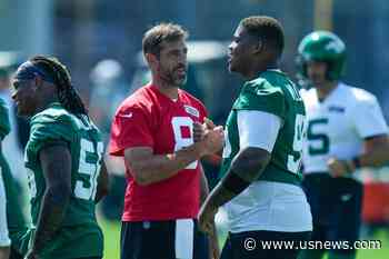 Aaron Rodgers Sharing Info and Making Sure His New Jets Teammates Have Their 'Brains Turned On'