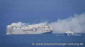 Auto-Frachter brennt vor Küste - Umweltkatastrophe droht